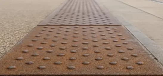 Taktile Bodenplatte aus Gusseisen – Corten-Finish